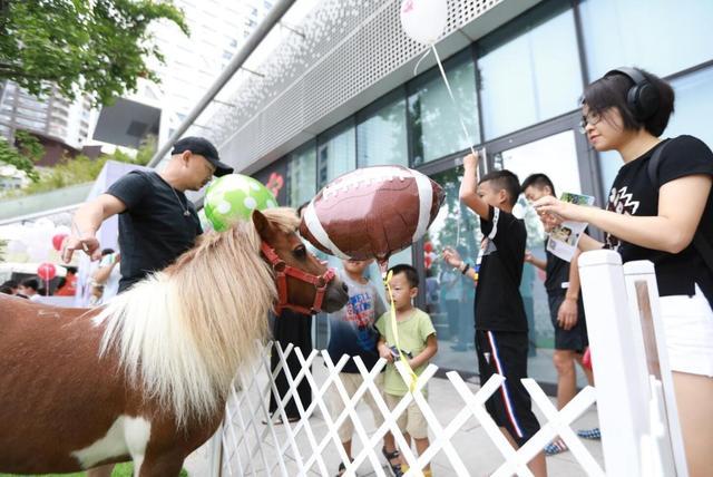 “99公益市集”落地成都 萌娃卖玩具助阵公益