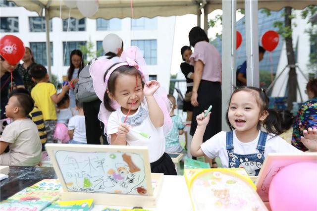 “99公益市集”落地成都 萌娃卖玩具助阵公益