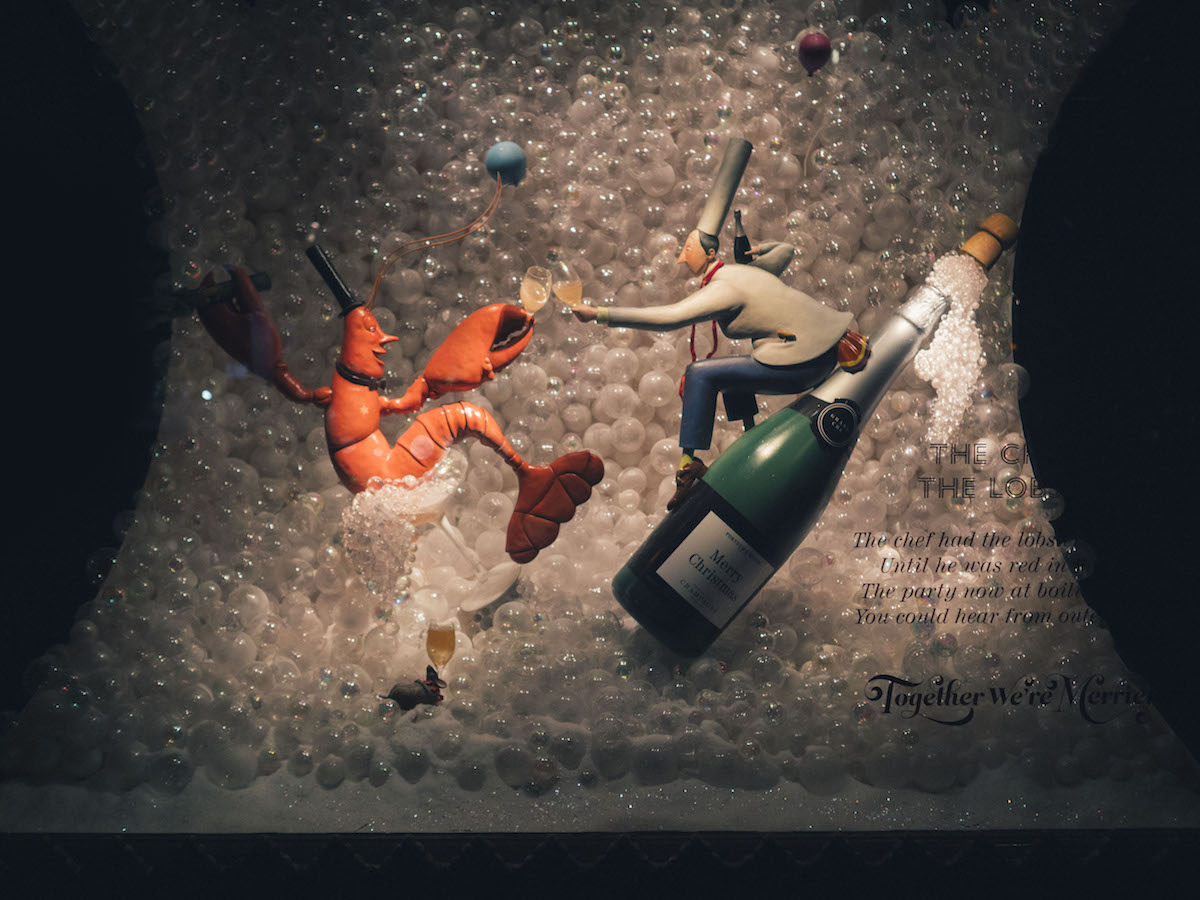 这家英国老牌百货公司的圣诞橱窗，有种奢华的童话感