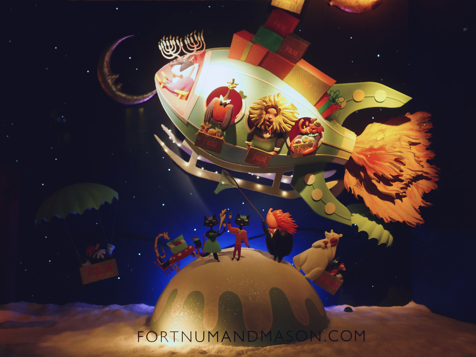 这家英国老牌百货公司的圣诞橱窗，有种奢华的童话感