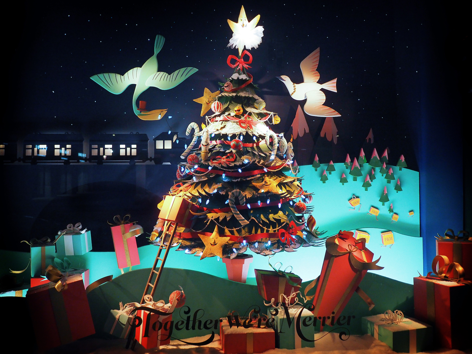 这家英国老牌百货公司的圣诞橱窗，有种奢华的童话感