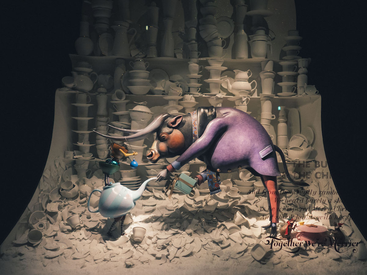 这家英国老牌百货公司的圣诞橱窗，有种奢华的童话感