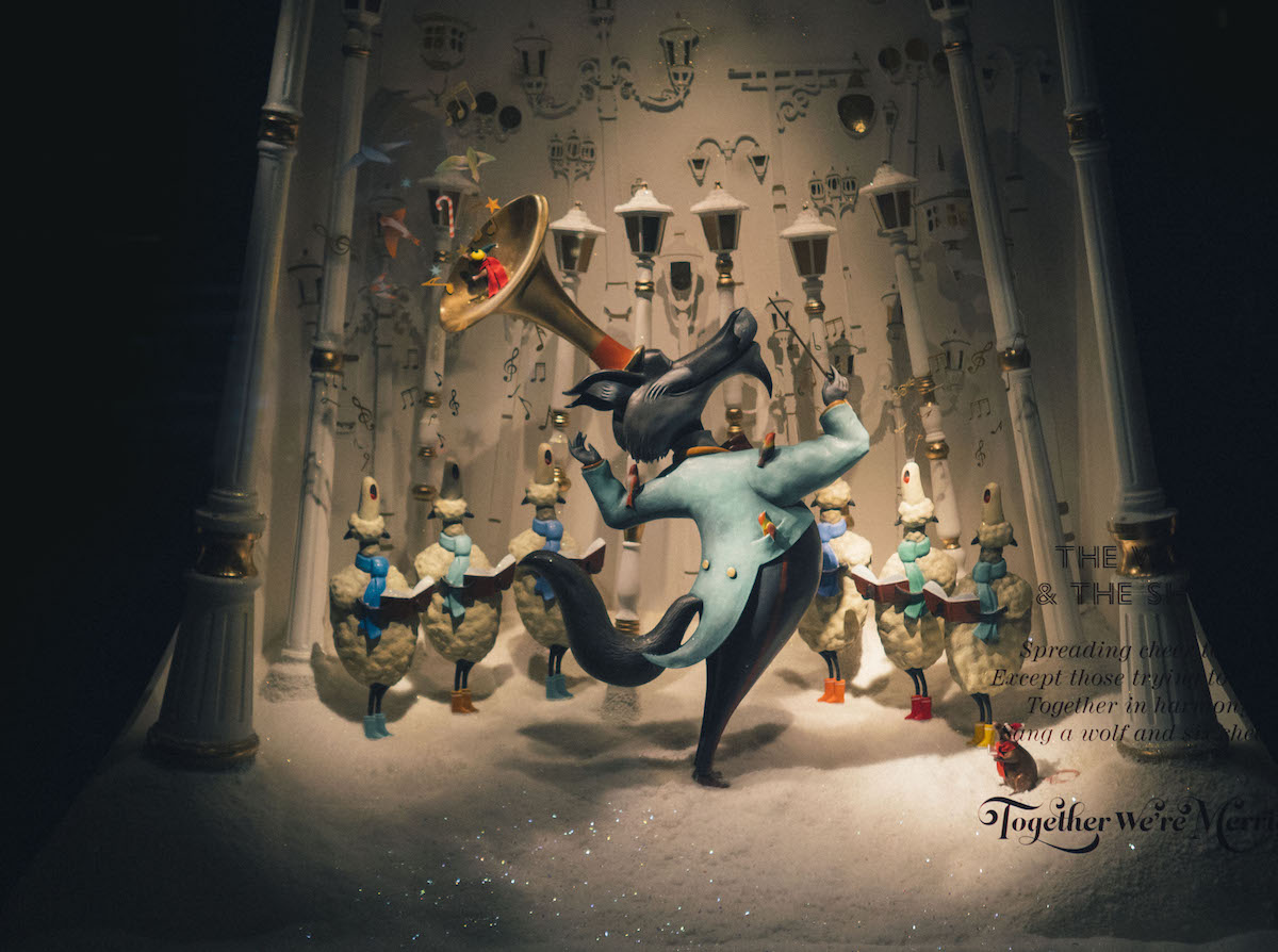 这家英国老牌百货公司的圣诞橱窗，有种奢华的童话感