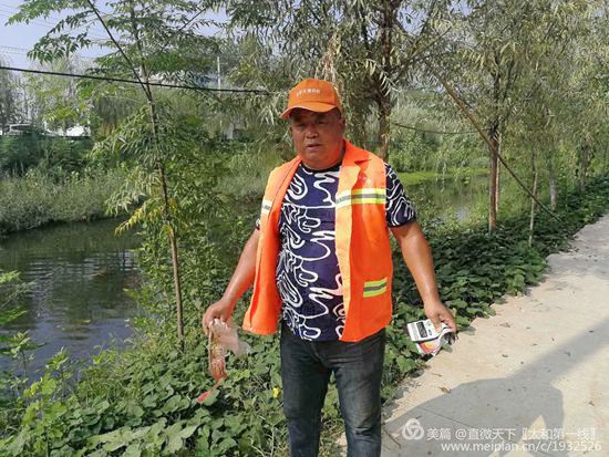 坟台镇镇西村环卫队长魏扬在工作_副本.jpg