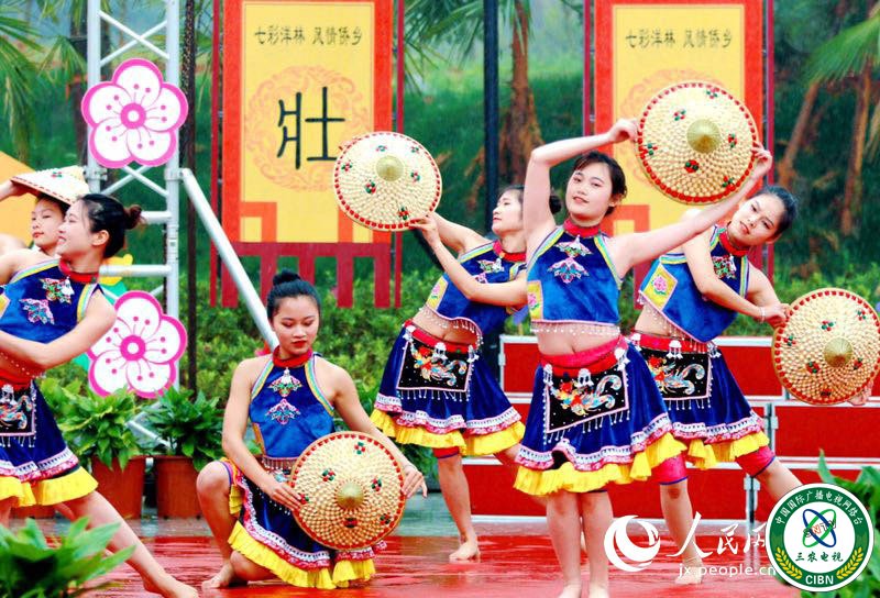 上高县敖山镇洋林少数民族聚集村，演员正在表演歌舞《七彩洋林》。