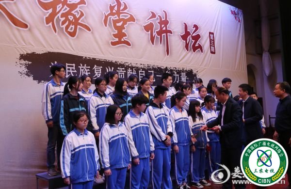 校友嘉宾为优秀学生颁发奖学金2