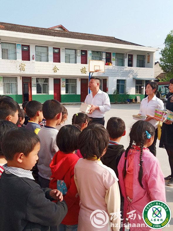 集灵小学为帮扶学校捐赠图书