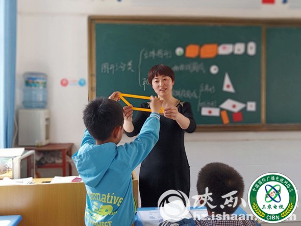 集灵小学陈丽老师为九坝小学师生带来二十分钟微型数学课《图形分类》