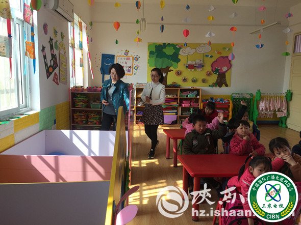 县二幼园长谢文宏指导所帮扶幼儿园进行环境创设、区域活动的开展_