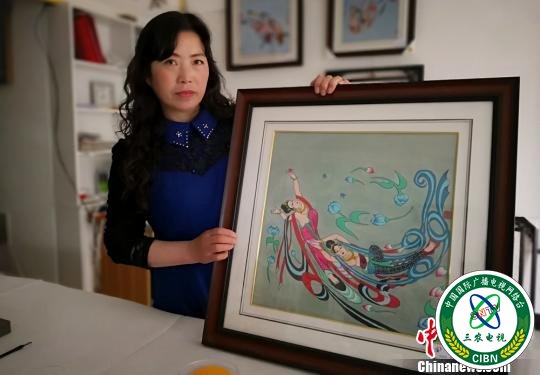 图为汪航用彩盐制作的“飞天”。　刘玉桃 摄