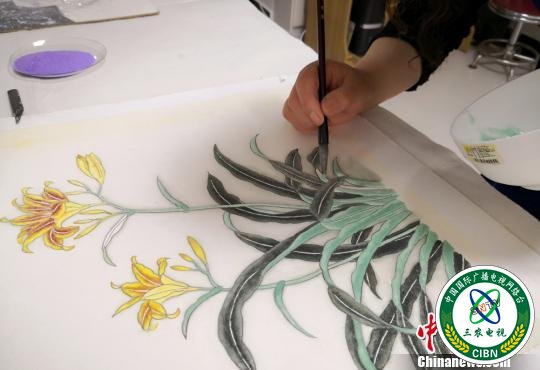 图为汪航正在作画。　刘玉桃 摄