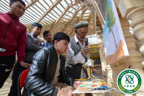 (社会)(5)农民画家阿卜力克木追梦六十载