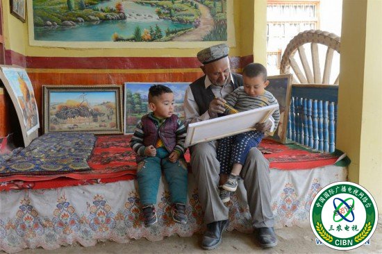 (社会)(7)农民画家阿卜力克木追梦六十载