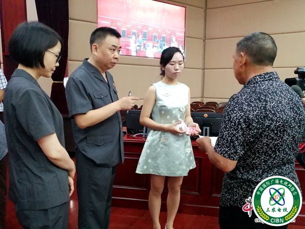 1560224711728485.jpg 被告人当庭交付生态修复费用给翠屏区林业竹业局相关人员(摄影 赵晨希).jpg