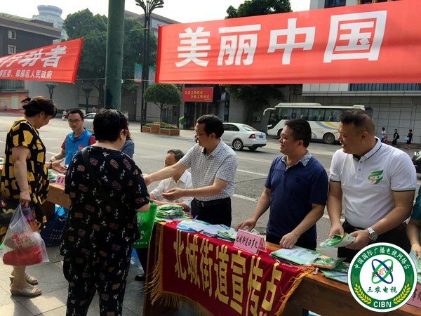 1560142103177764.jpg 翠屏区区委曾从钦书记向过往群众发放宣传资料.JPG