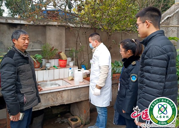 1551138286539062.jpg 工作人员进户现场指导灾区群众防水污染.jpg