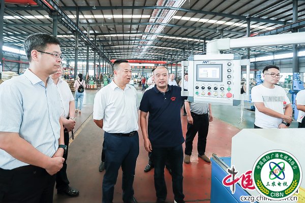 在威鹏电缆公司实地考察.jpg