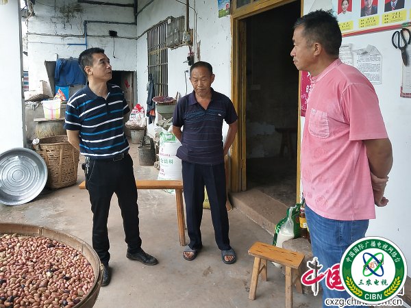 1562561931160938.jpg 慰问贫困户.jpg