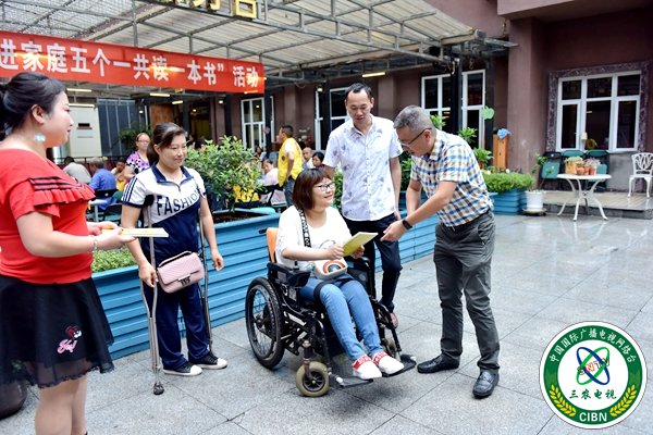 向残疾人赠书。（杨晓川 摄）.jpg