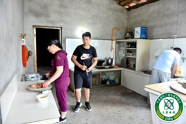 蒋开成夫妇与儿子一起做饭，其乐融融。（杨晓川 摄）.jpg