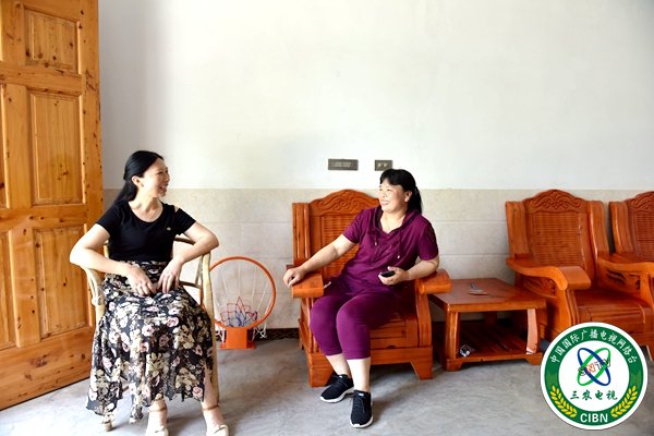 钟维秀与新马村村支书文天芬交谈。（杨晓川 摄）.jpg