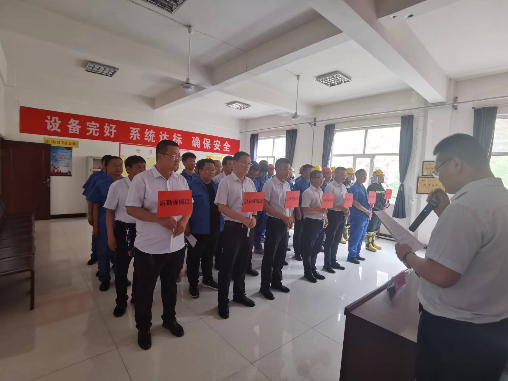 应急队员集结待命 南渭平摄.jpg