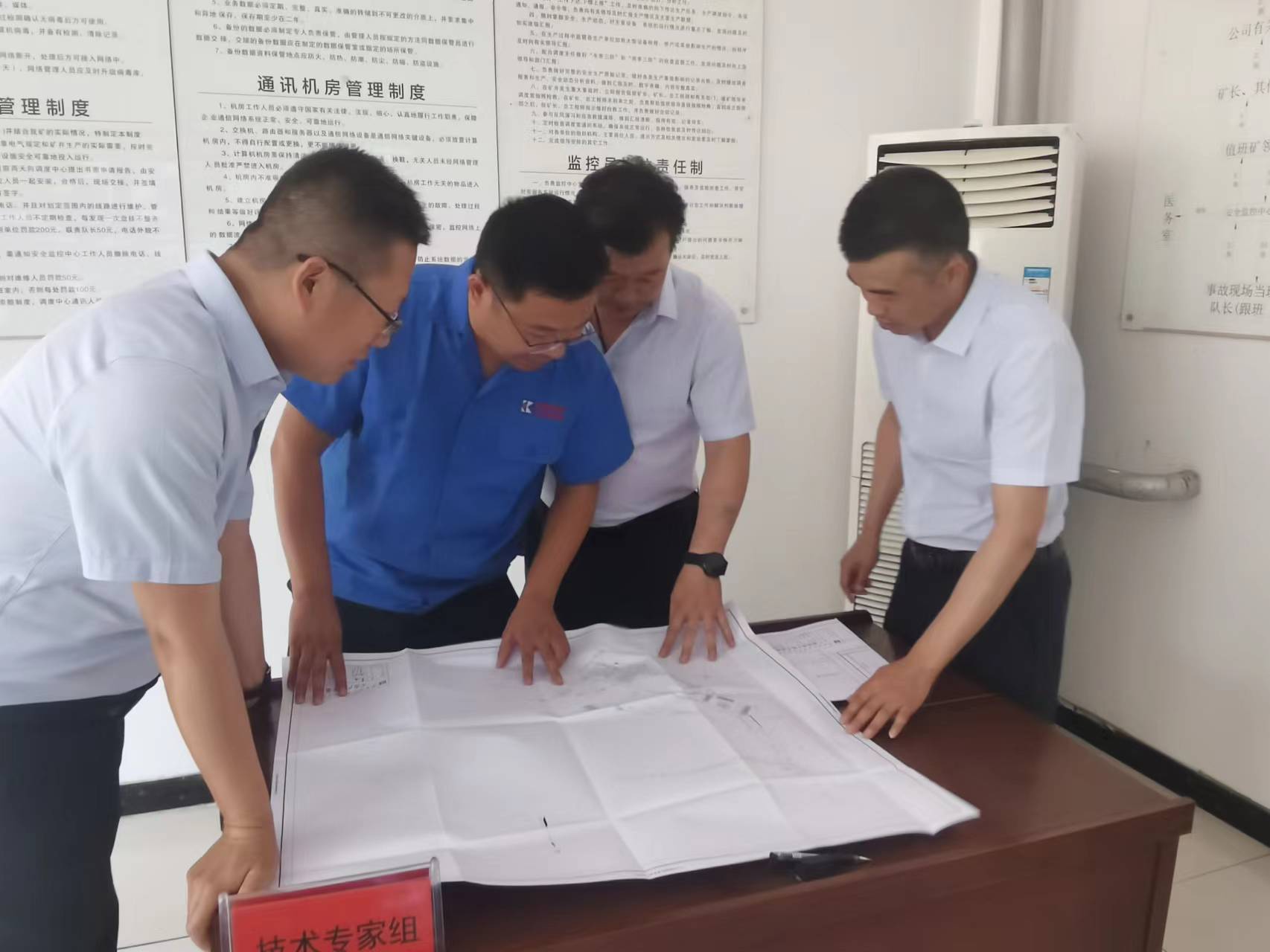 技术组成员研究救灾方案 南渭平 摄.jpg