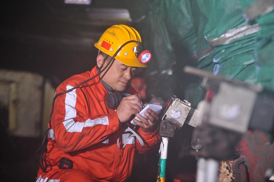 安检员认真填写安全巡查记录 刘强摄.jpg