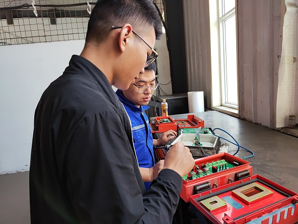 厂家指导升级设备软件系统 孙磊 摄.jpg