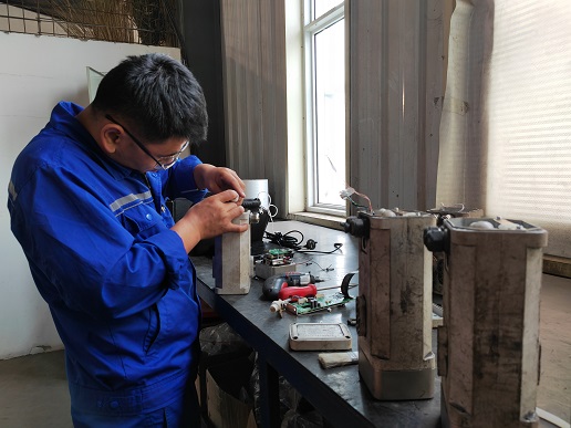 监测监控维护工维修损坏设备 孙磊 摄.jpg