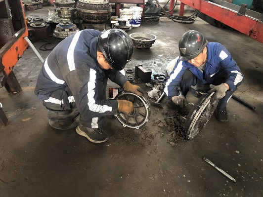 机修厂职工节日期间坚守岗位 刘小龙摄.jpg