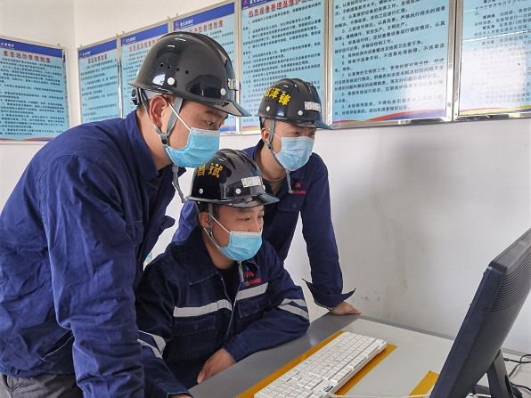 1669601965470914.jpg 机修厂风井乏风机房岗师带徒学操作 王超 摄.jpg