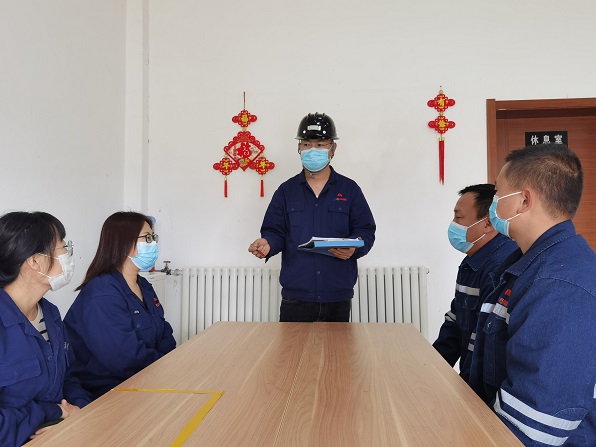 1669601978453468.jpg 机修厂风井值守人员岗前会议 王超 摄.jpg