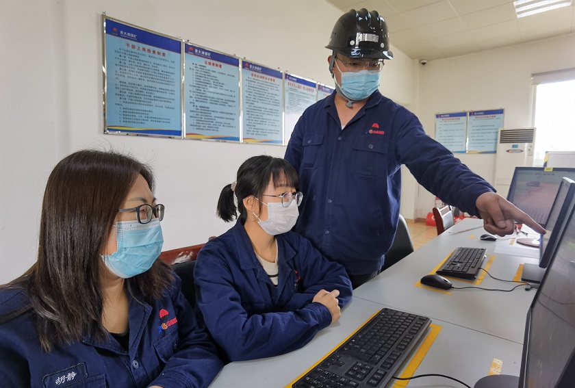 1669601984153173.jpg 机修厂风井值班队干进行设备运行状况检查 王超 摄.jpg