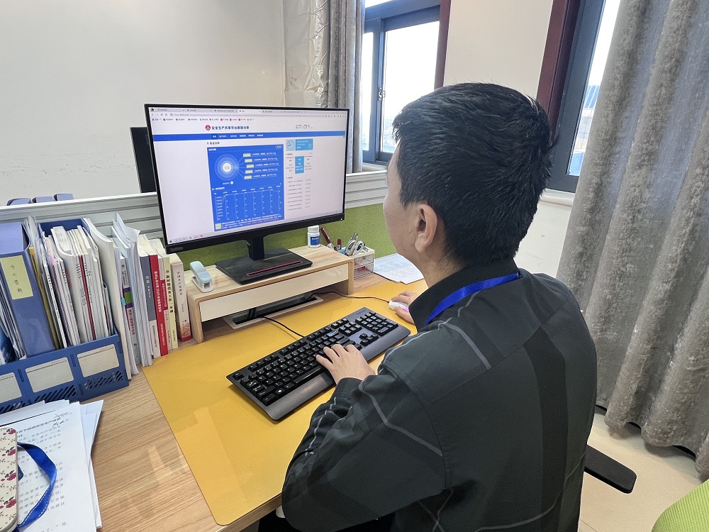 业务人员正在浏览安全生产信息共享平台（朱玥宸摄）1.jpg