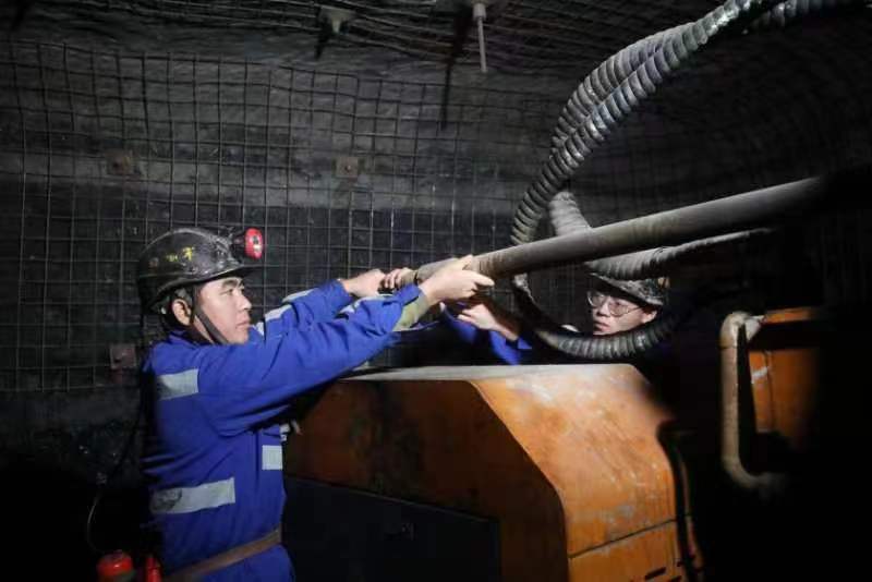 拍摄： 探放水人员正在整理钻杆.jpg