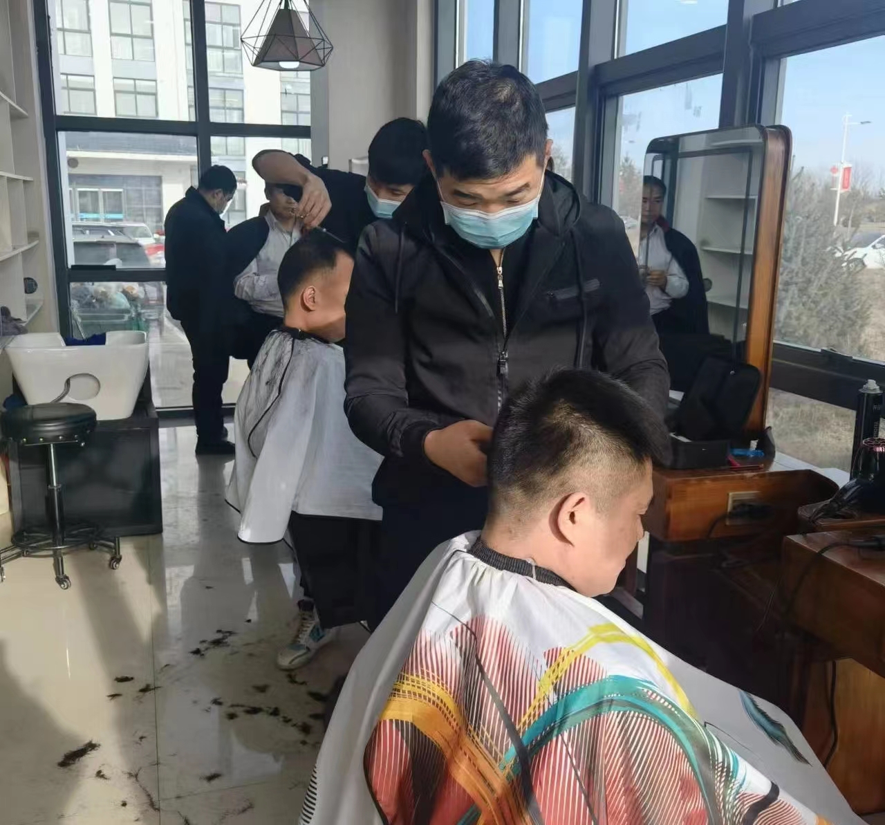 1673431116984994.jpg “爱心志愿者”免费理发.jpg