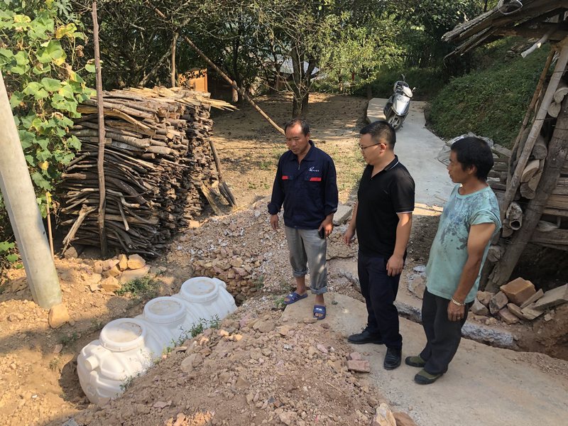 3 图为指导农户化粪池安装.jpg