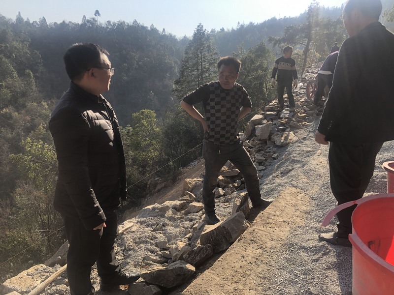 1 图为帮助打通会里至托苗通村路.jpg