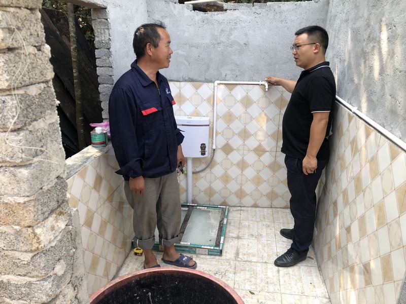 4 图为指导农户开展厕所革命.jpg