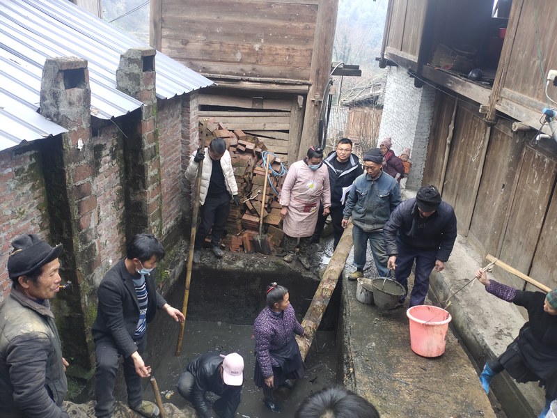 5 图为组织群众开展环境卫生治理.jpg