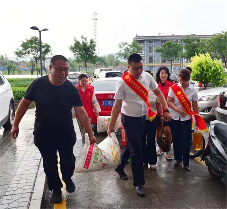 山西盂县裕新苑社区携山西银行开展“我为群众办实事”慰问活动