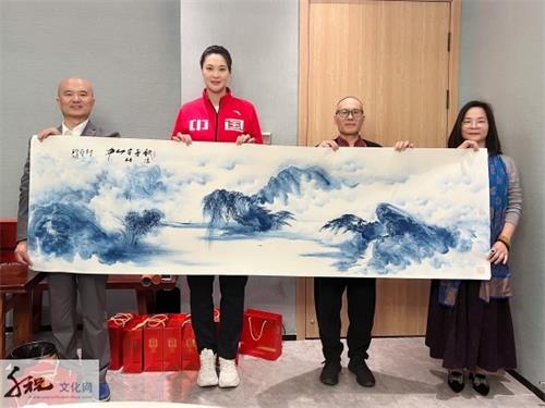 喜讯 | 2021VAL跨年嘉年华慈善拍卖，著名画家孙才祥（孙青花）先生一平尺作品《上善若水》以25000元现场成交