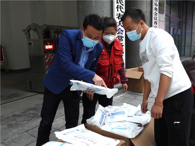 青海省五彩路慈爱公益促进会助力西宁疫情防控阻击战